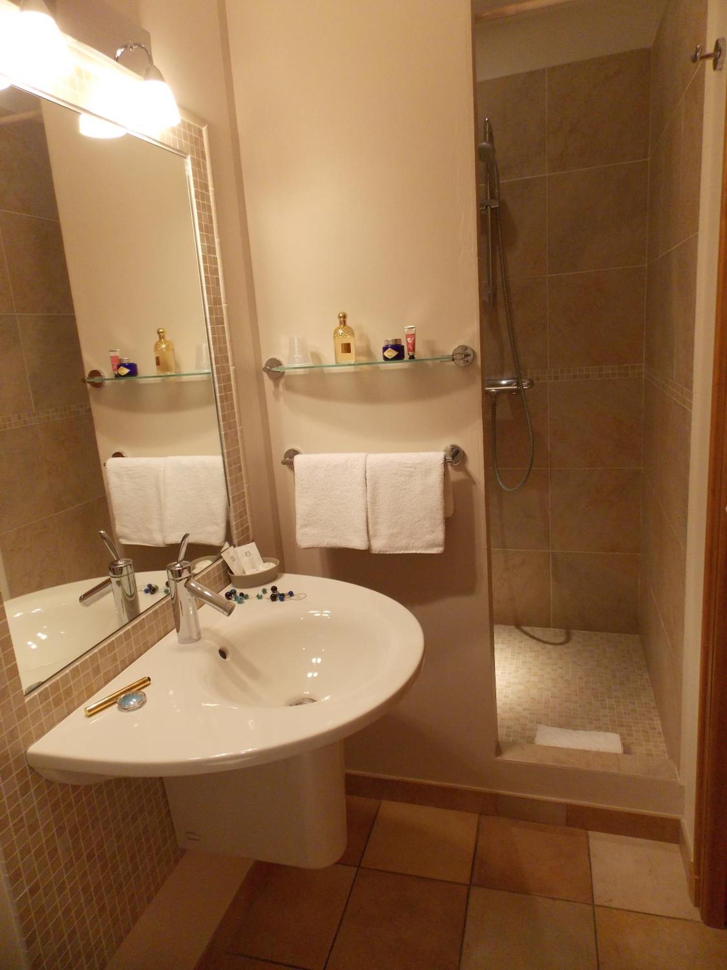 ホテル Au Relais Provencal バニョル・アン・フォレ 部屋 写真