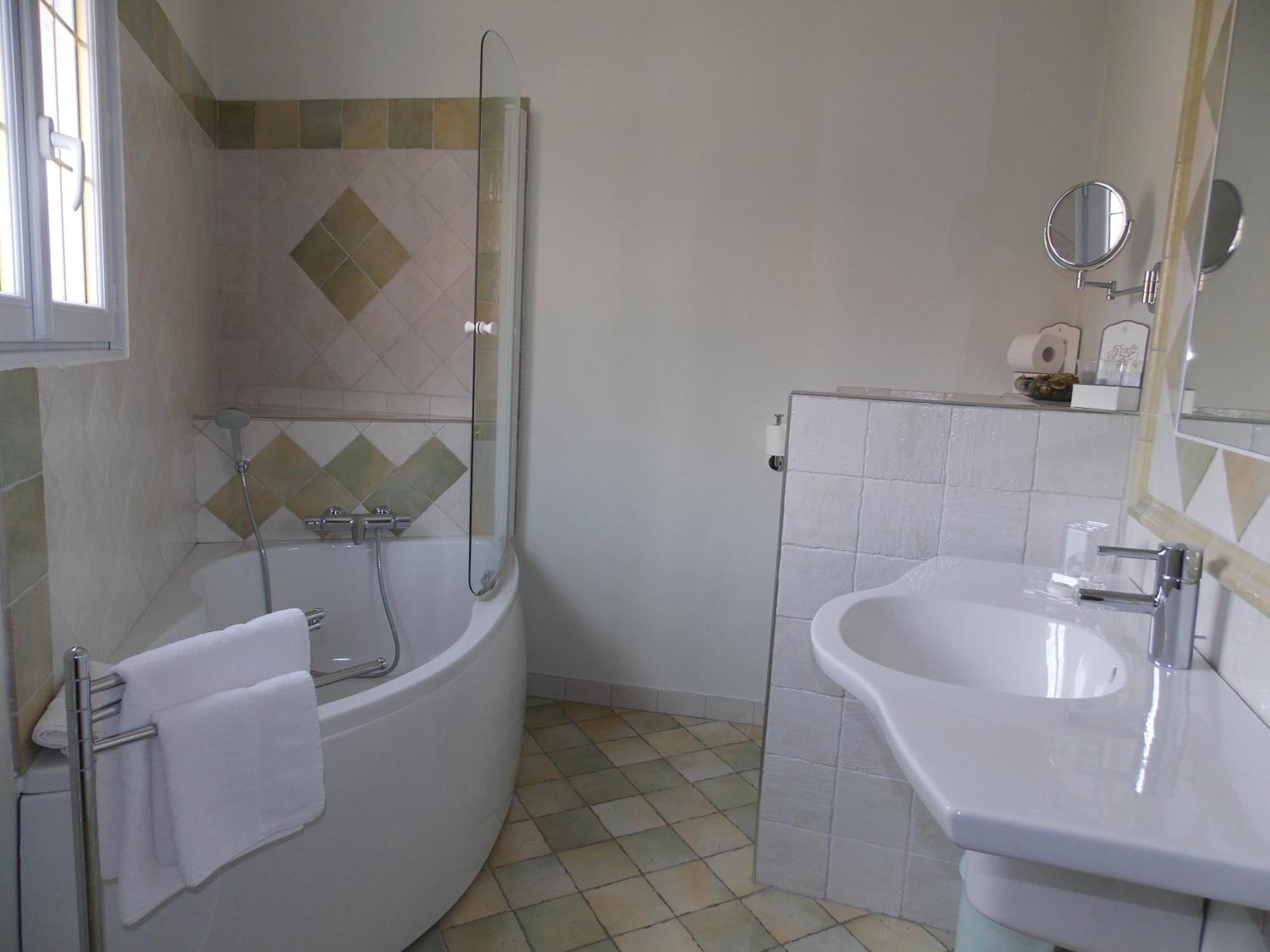 ホテル Au Relais Provencal バニョル・アン・フォレ 部屋 写真