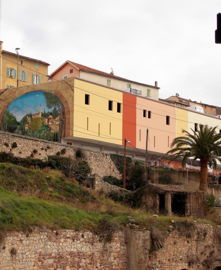 ホテル Au Relais Provencal バニョル・アン・フォレ エクステリア 写真